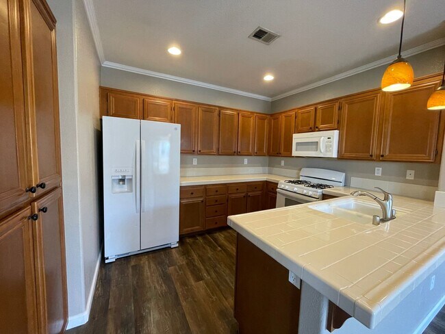 Building Photo - Charming Condo in Oceanside