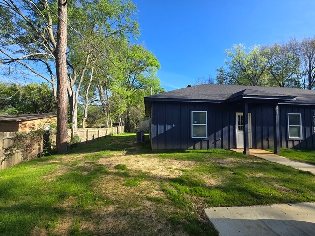 Building Photo - 1215 Fairway Dr