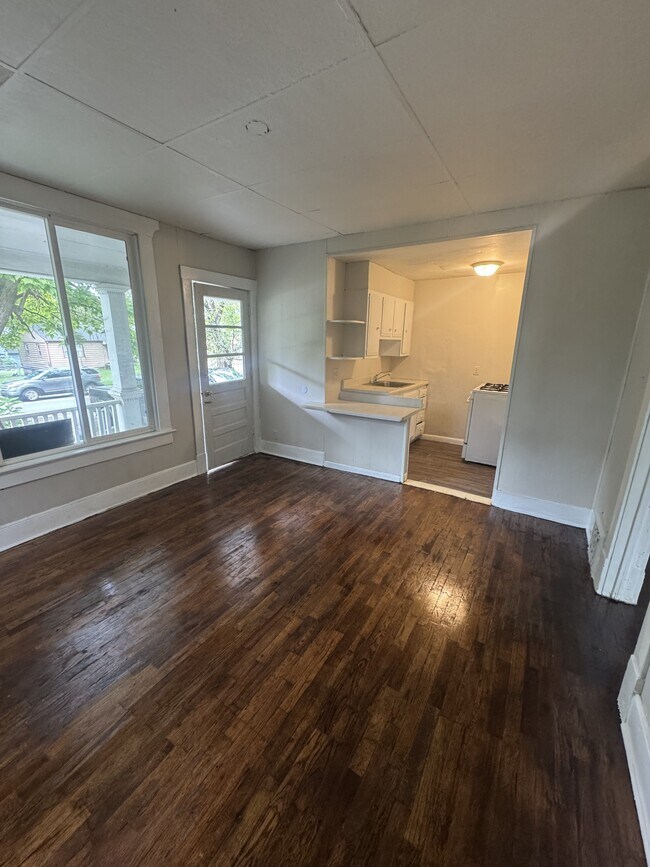 Building Photo - 908 SW Macvicar Ave