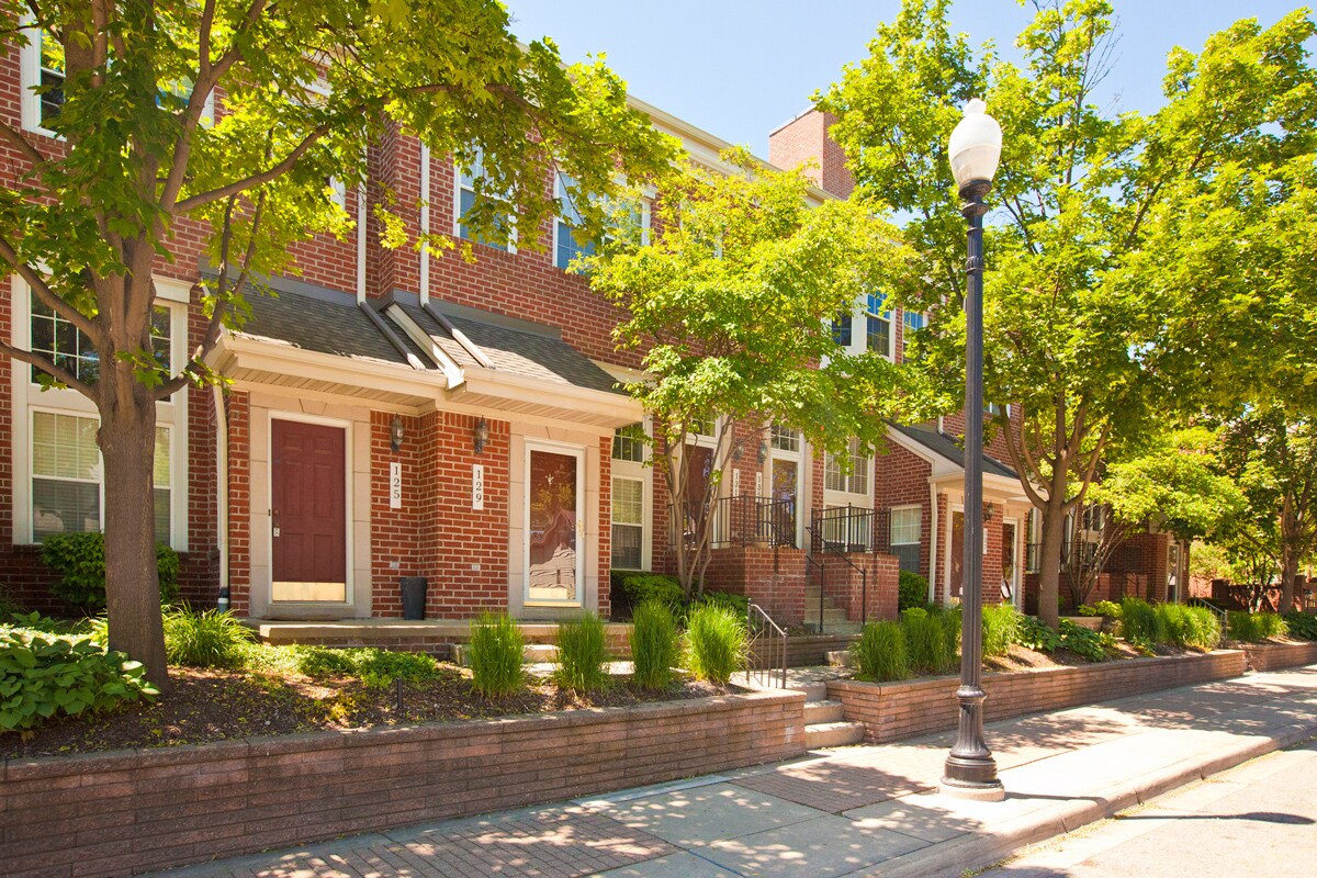 Primary Photo - 129 W Kenilworth Ave