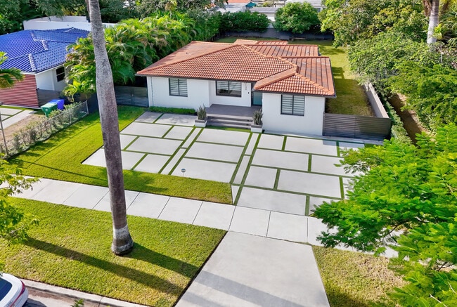 Building Photo - 130 SW 25th Rd