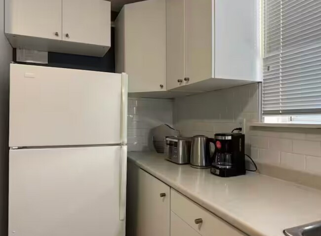 Building Photo - 46 Hay Av