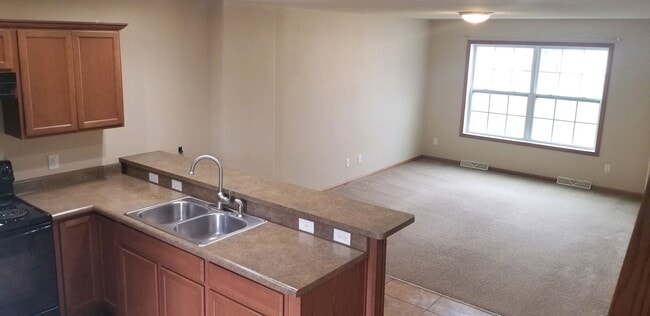 Building Photo - Now leasing for May 2026! FOUR BEDROOM AND...
