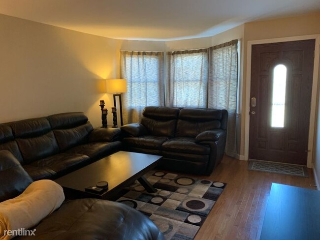 Building Photo - 2 br, 2.5 bath Condo - 11 Steeple Chase Cir
