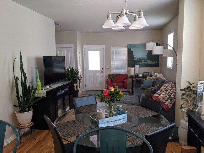 Building Photo - Warm & Inviting 2 BD/2.5 BA Duplex, Conven...
