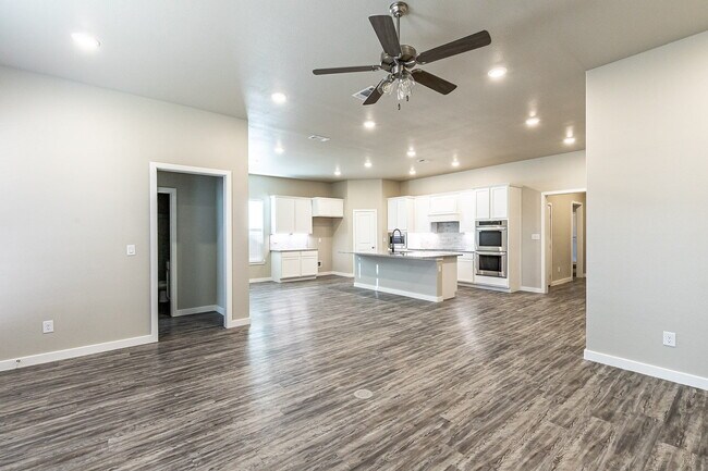 Building Photo - Beautiful 4 bed 3 bath home
