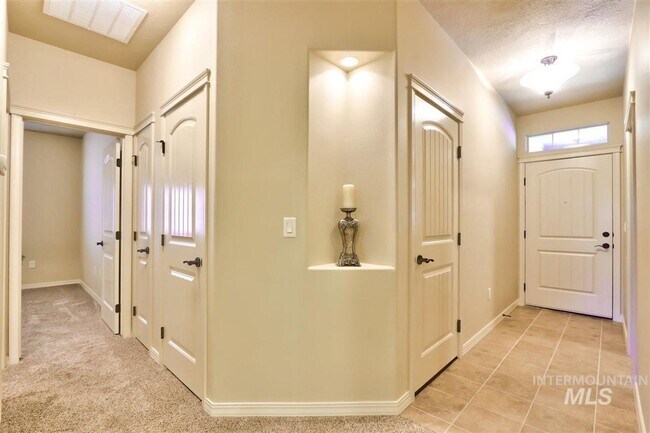 Foto del edificio - Super clean 3 bedroom 2 bath 2 car garage ...