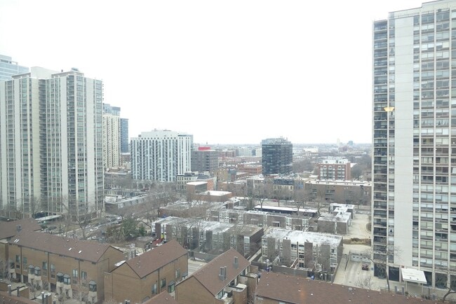 Building Photo - 1340 N Dearborn St