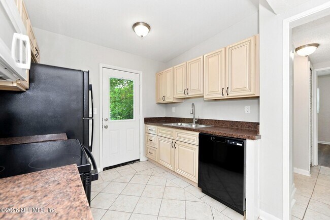Foto del edificio - 6856 Camelot Rd