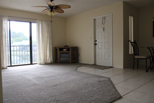 Living room - 1151 Pine Ridge Cir W