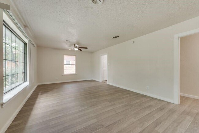Building Photo - Welcome to this beautifully maintained hom...