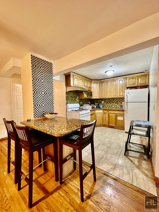 Foto del edificio - 2 Bedroom 1 Bath in 3 Bedroom 2 Bath (Apar...
