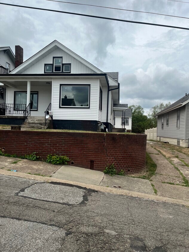 Primary Photo - 133 N Forest Ave