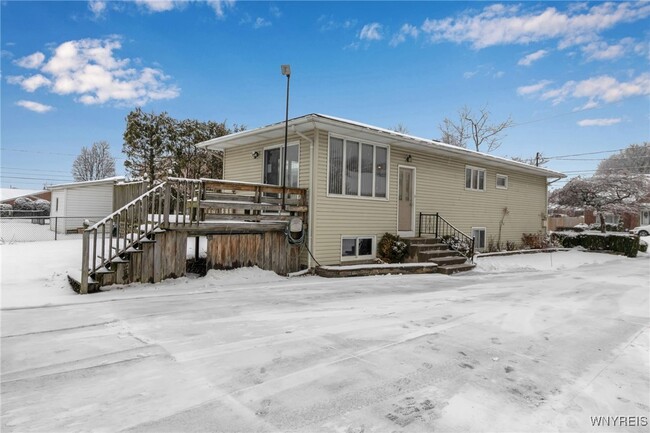 Building Photo - 28 Mead St