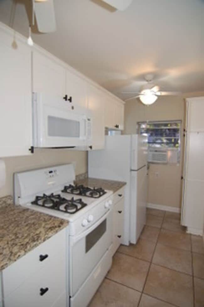 Foto del edificio - Beautiful Updated Home in Lake Access Community to the Chain of Lakes