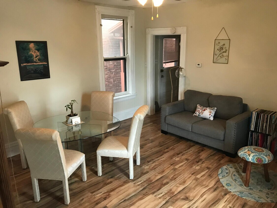 Foto principal - 401 E 5th St