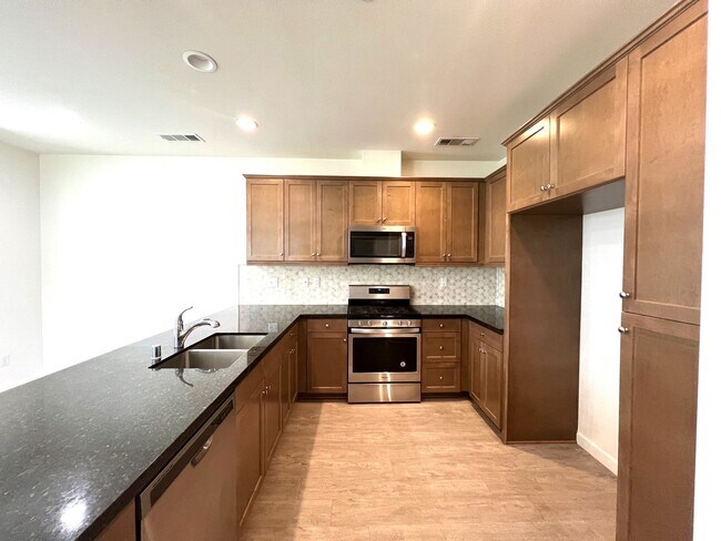 Foto del edificio - Beautiful 2 Bedroom, 2.5 Baths Townhome in...