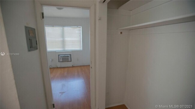 Building Photo - 461 SW 6th St