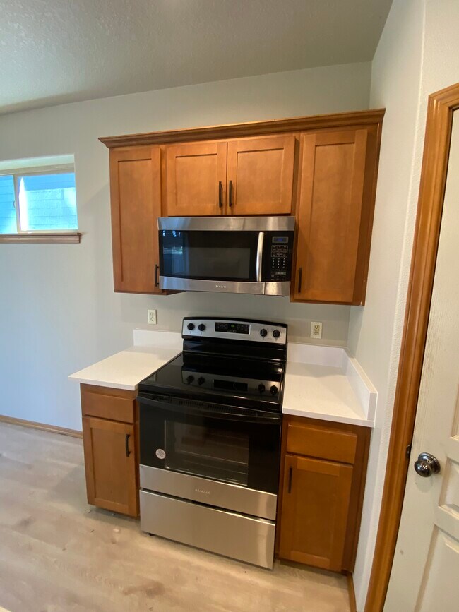 Estufa y microondas - 18072 Meadow Ave