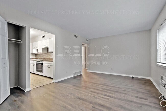 Building Photo - 2423 Lindsay Ave
