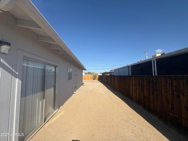 Foto del edificio - 2642 E Kings Ave