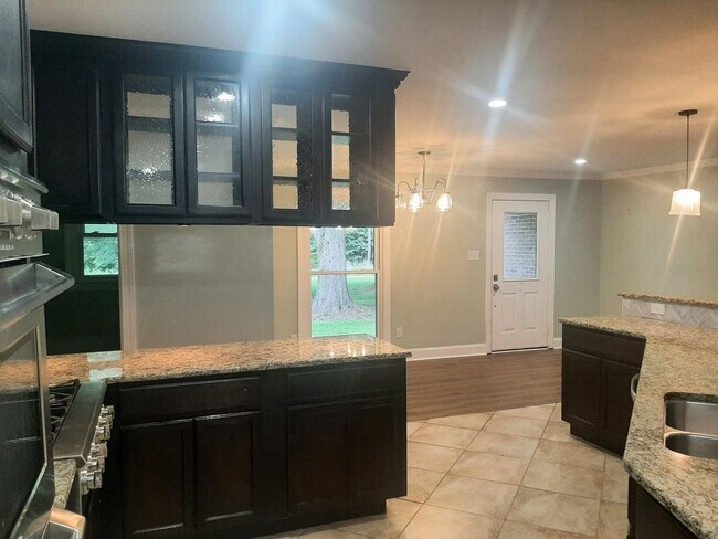 Building Photo - 3 Bedroom 2 Bathroom Home with 2 Car Garag...