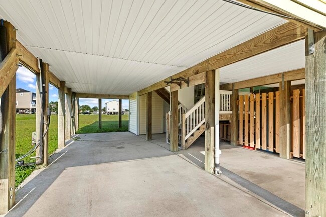 Building Photo - 220 Twin Oaks Dr