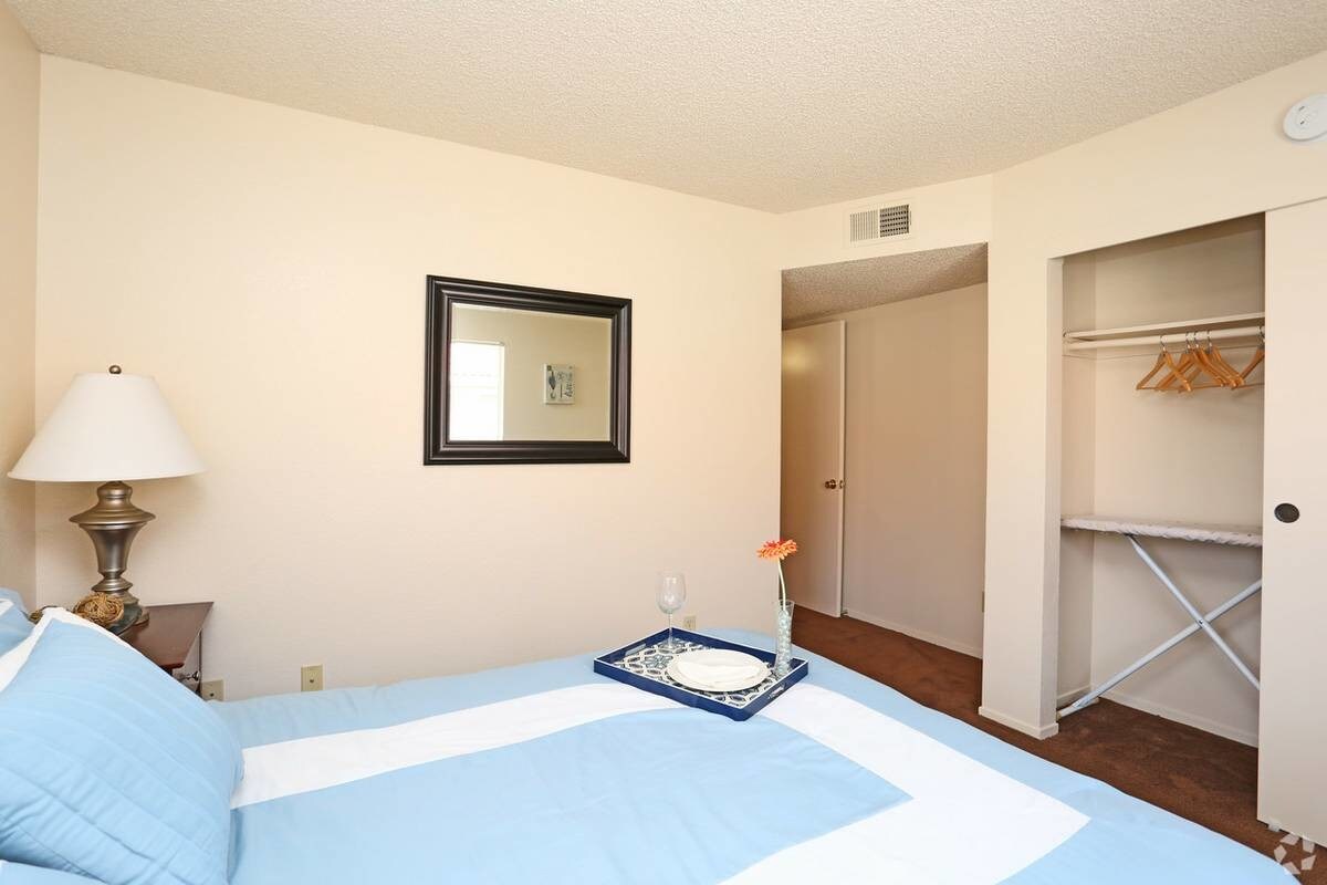 Foto principal - 4722 W Douglas Ave