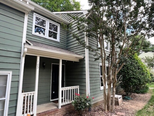 Building Photo - 105 Weathersfield Drive - 1