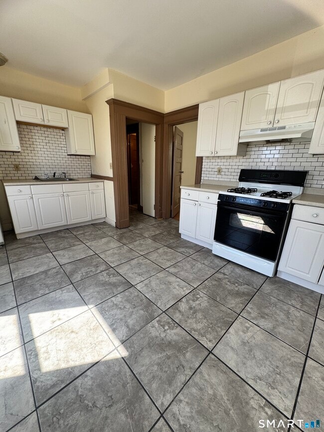 Building Photo - 654 Highland Ave