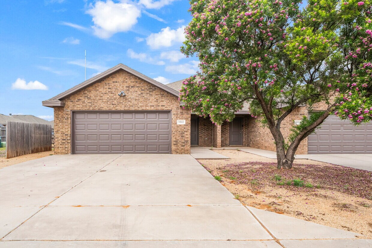 Foto principal - Beautifully Updated 3-Bed, 2-Bath, 2-Car G...