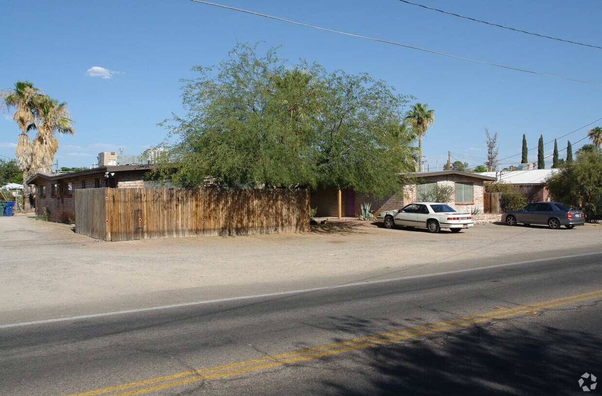 Building Photo - 1526 N Dodge Blvd