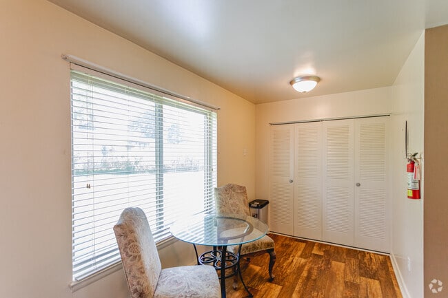 1BR, 1BA - 440 SF - Western Green