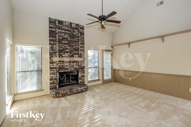 Foto del edificio - 1396 Chinaberry Dr