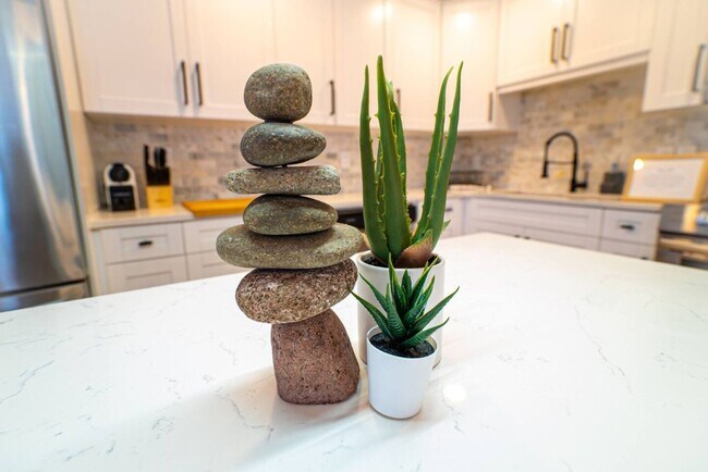 Building Photo - Chic & Stylish  Central location