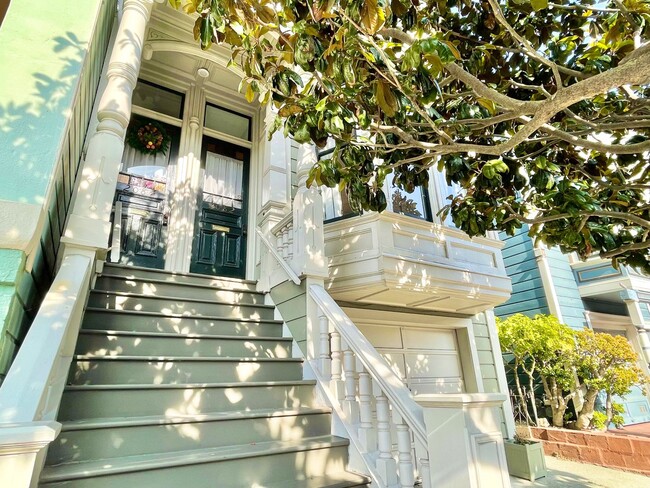 Building Photo - Huge 3BR/1.5BA Full Floor NOPA Flat! Laund...