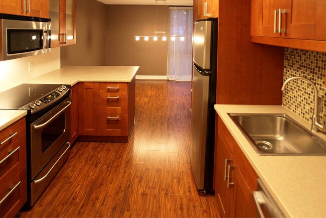Building Photo - Large 2br/2ba - All utilities included in rent