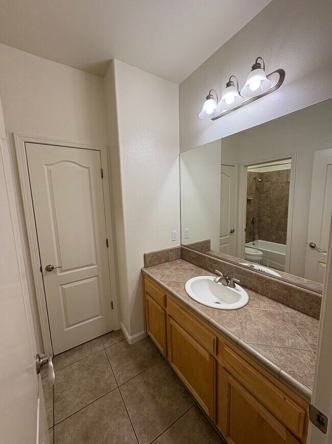 Foto del edificio - Tulare home for rent