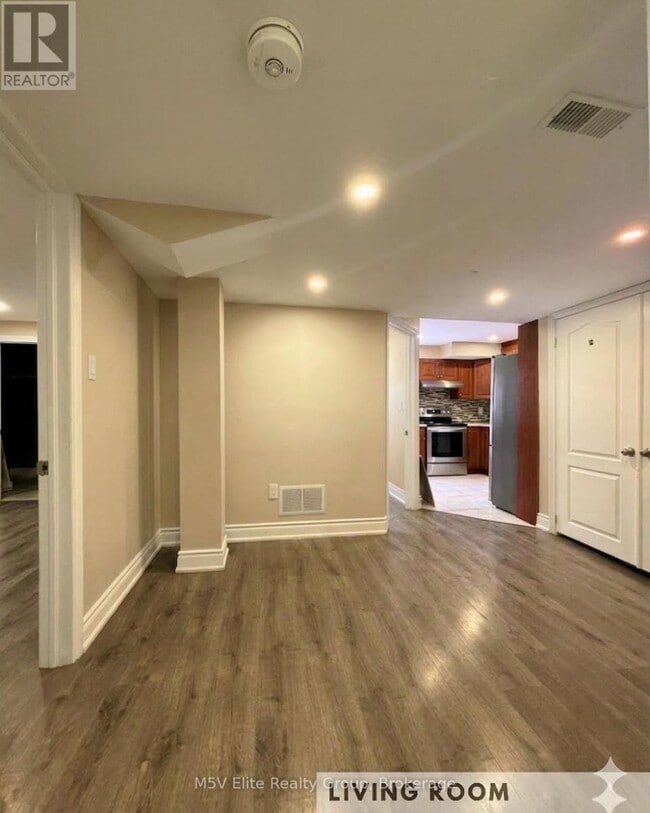 Building Photo - 140 Queen Mary Dr