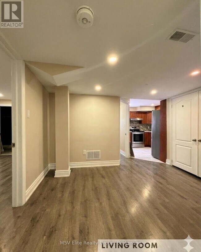 Photo du bâtiment - 140 Queen Mary Dr