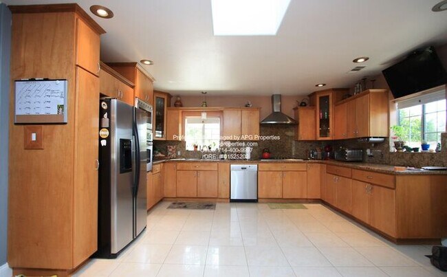 Building Photo - Attractive 4 bedroom / 2 bathroom home wit...