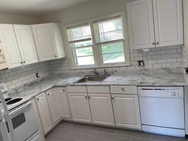 Building Photo - Completely Renovated Ranch