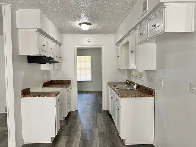 Foto del edificio - 4209 Camelot Ave