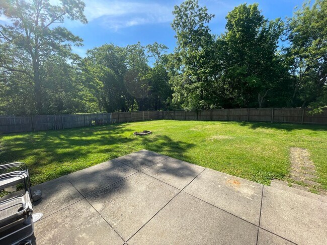 Building Photo - 3 bed/2 bath