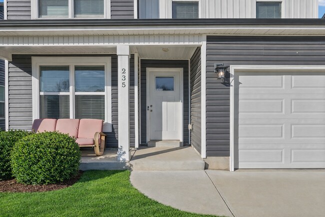 Building Photo - Pet Friendly Three Bedroom!