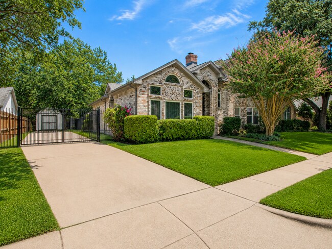 Foto del edificio - Exceptional Bedford Home with Pool – Your Backyard Getaway Awaits