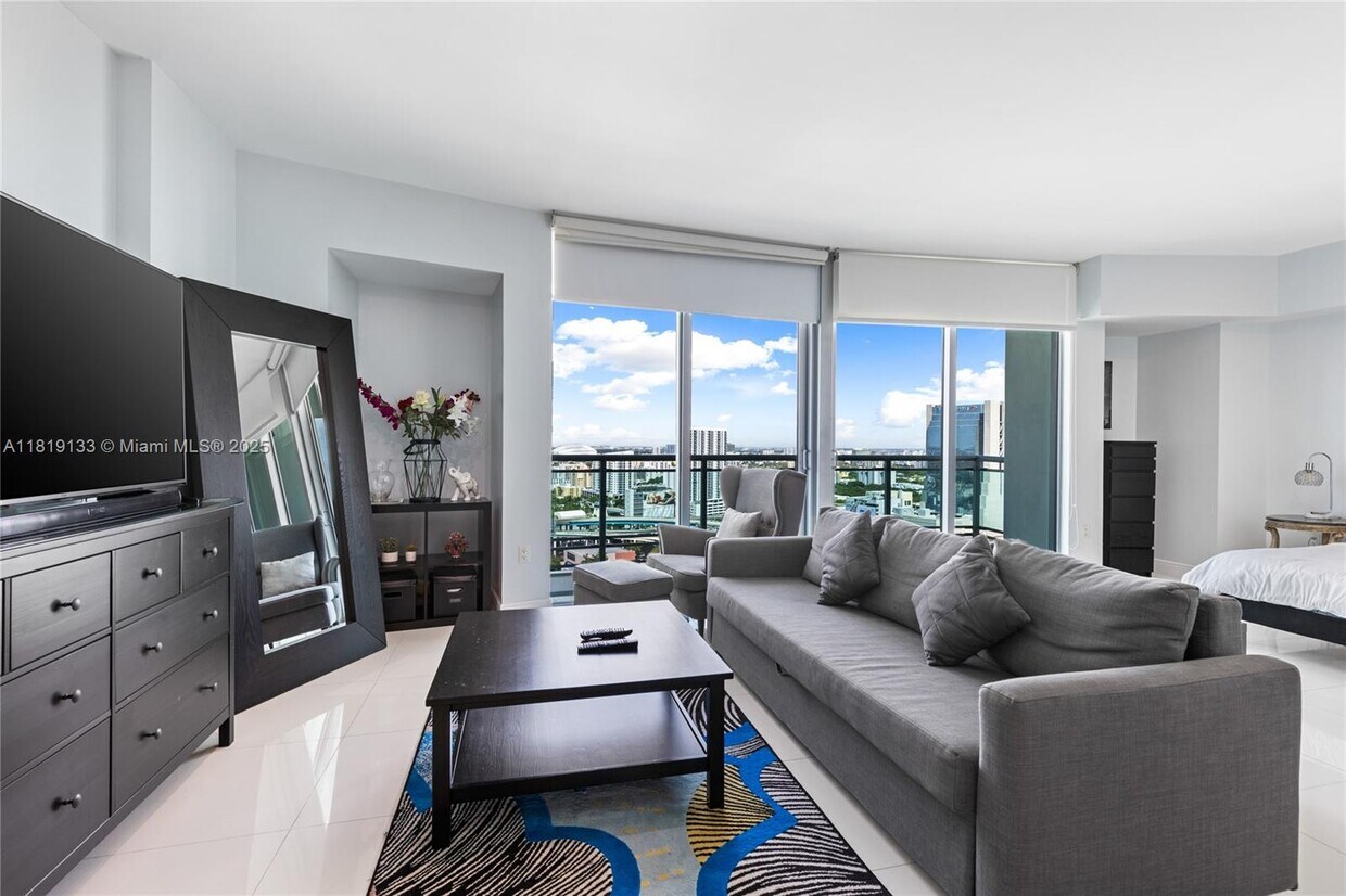 Foto principal - 350 S Miami Ave