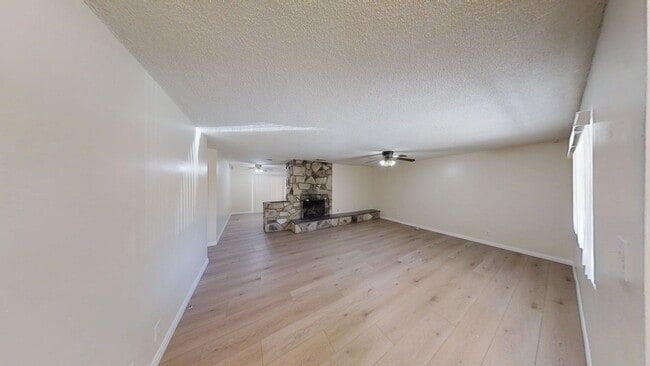 Building Photo - 34840 Iris Ln