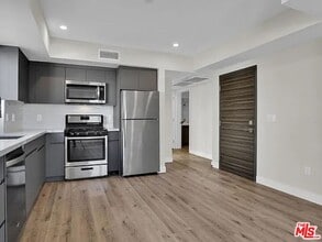 Building Photo - 846 S Mariposa Ave