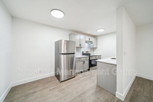 Building Photo - 3165 E 49th St